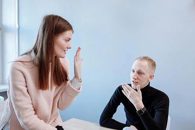 মানুষ কথায় অনেক কিছু লুকাতে পারে, কিন্তু শরীরী ভাষা প্রায়ই সত্যটা বলে ফেলে