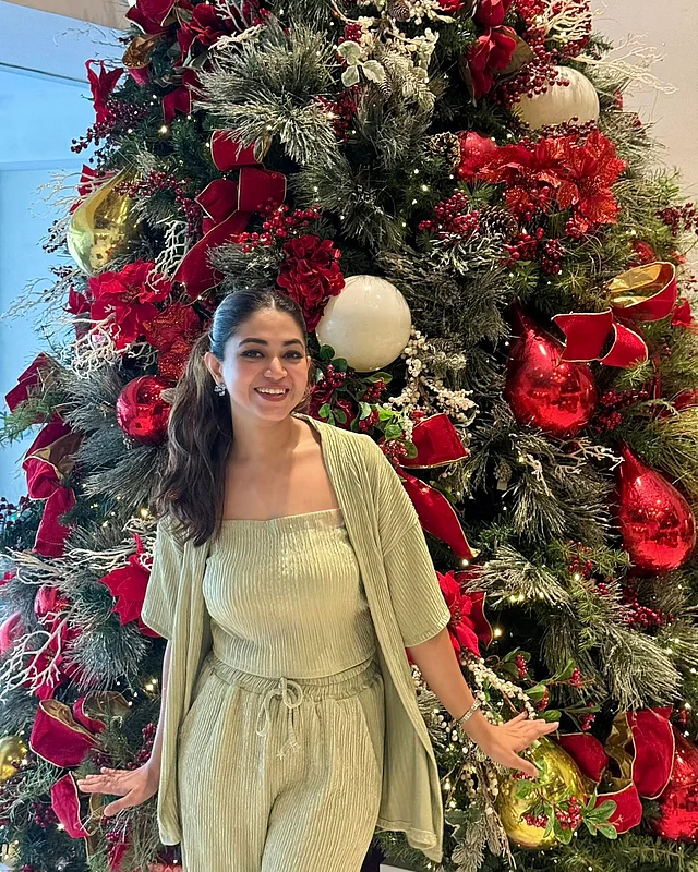 প্যাস্টেল অলিভ থ্রি পিস কো অর্ডসে ক্রিসমাস ট্রি-র সামনে পোজ দিয়েছেন প্রিয়ন্তী উর্বী