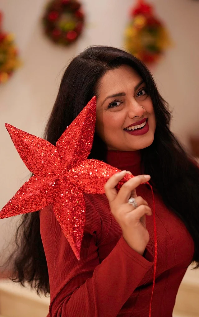 নুসরাত ইমরোজ তিশা পরেছেন মেরুন টারটলনেক। মেরুন লিপস আর হাতের ঝিকিমিকি লাল তারা নজর কাড়ছে