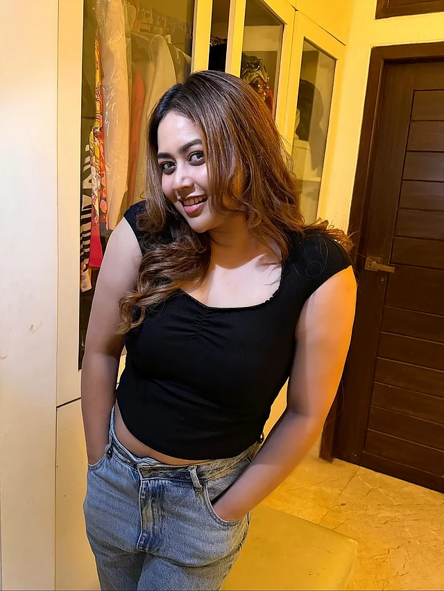 কালো ট্যাংক টপ ও জিনসে আকর্ষণীয় লাগছে তাঁকে