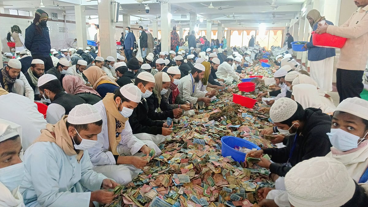 পাগলা মসজিদের সিন্দুক খুলে পাওয়া গেল ৩৫ বস্তা টাকা, স্বর্ণালংকার ও বৈদেশিক  মুদ্রা | প্রথম আলো