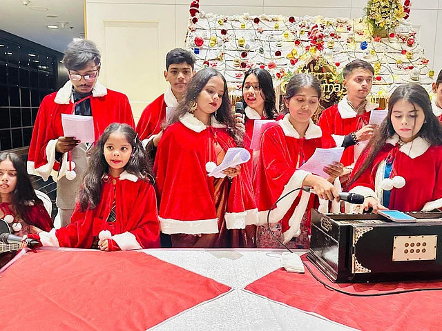 গান করছে ক্ষুদে শিল্পীরা