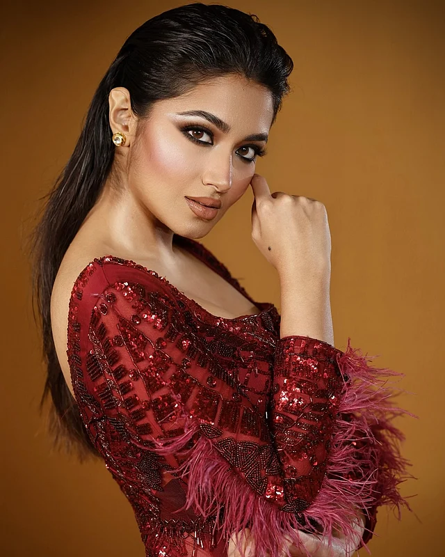 এক ইভেন্টে এই ওয়েট লুকে লাল সিকুইনের পোশাকে মুগ্ধ করেছেন তিনি 