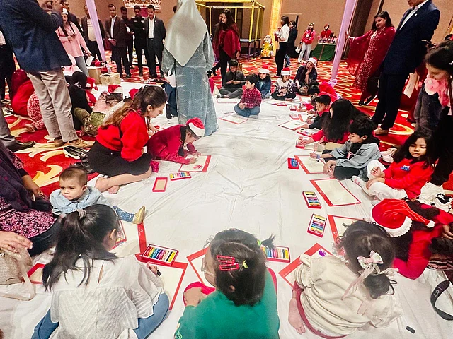 উৎসবের দিনে ছবি আঁকায় ব্যস্ত শিশুরা