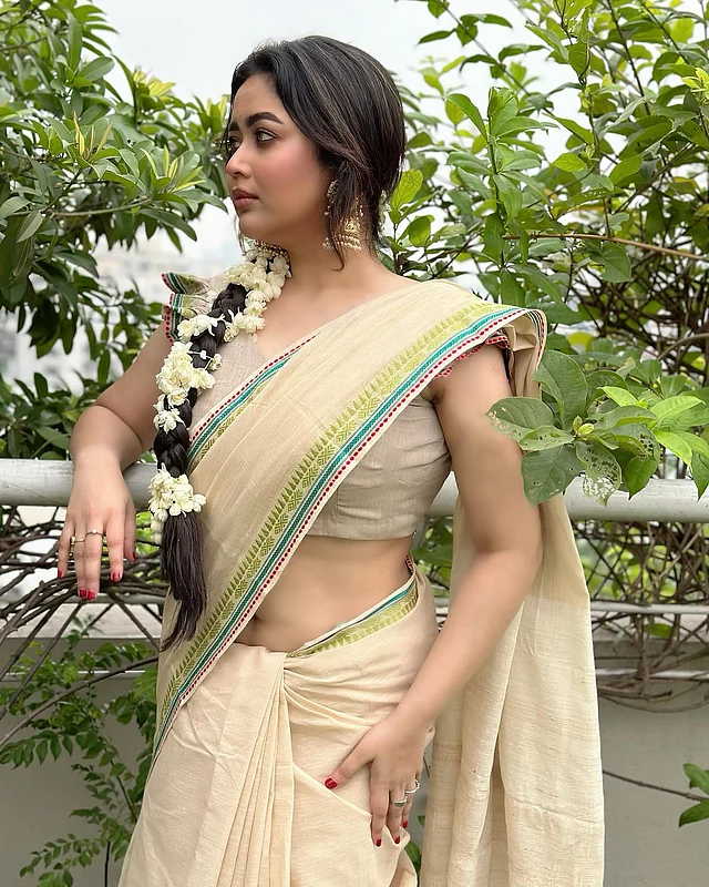 তাঁতের সুতি শাড়ি আর ফুলের সাজে স্নিগ্ধতা ছড়াচ্ছেন তিনি এখানে