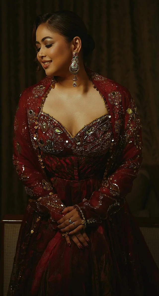 সুইটহার্ট নেকলাইনের মেরুন ঝলমলে আনারকলির লুকে ওয়েডিং গেস্ট লুকে ভাবনা