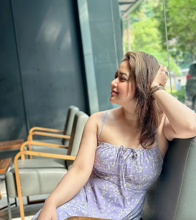 ল্যাভেন্ডার ড্রেসে নো মেকআপ লুকে স্নিগ্ধ আবেদনময়ী ভাবনা