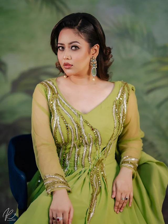 অলিভরঙা এথনিকওয়্যারে নজর কেড়েছেন তিনি