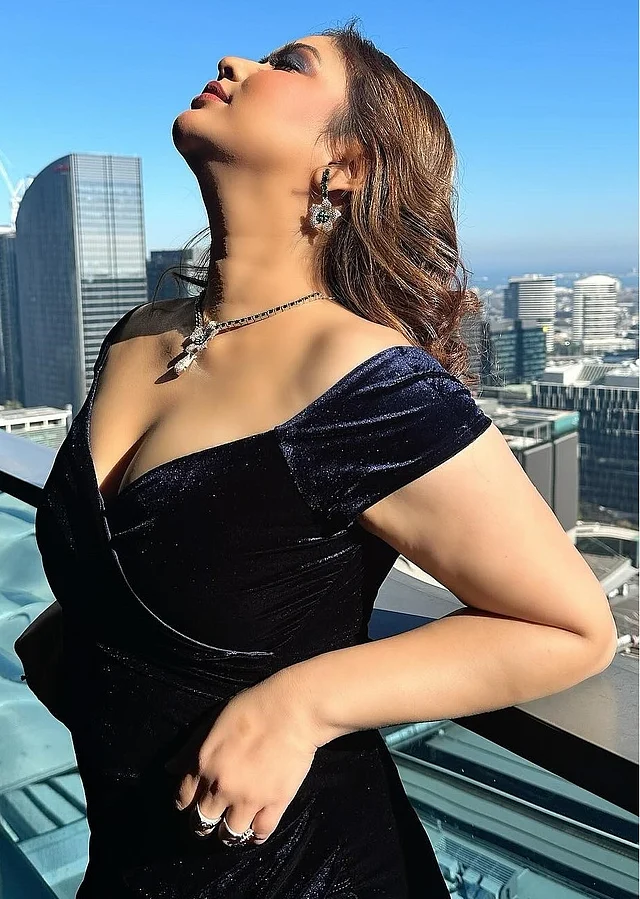 ভেলভেট গাউনের ভ্যাকেশন লুকে মন মাতাচ্ছেন ভাবনা