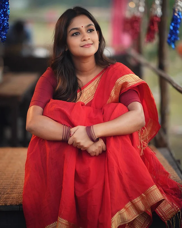 এর আগে বোহেমিয়ান ঘোড়া-র সুন্দরীর লুকেও সাড়া জাগিয়েছেন সাদিয়া এমন লাল শাড়ির সাজে