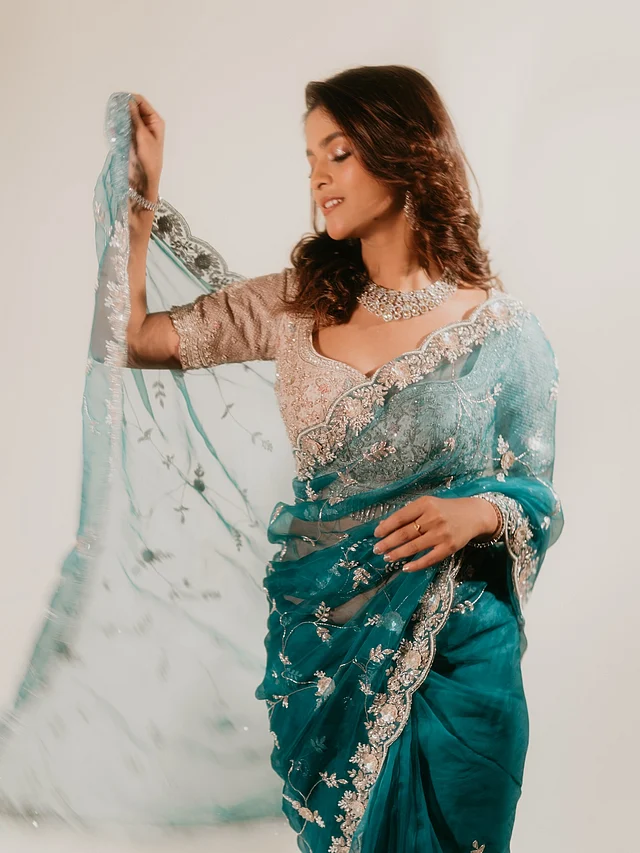 পার্টি লুকে আকর্ষণ ছড়াচ্ছেন এই অভিনেত্রী টিল শাড়িতে