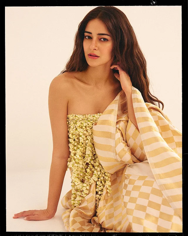 শাড়ি আর ফুলেল টপের ফিউশন লুকে অনন্যার আবেদনময়ী লুক যে কাউকেই বিমোহিত করবে 