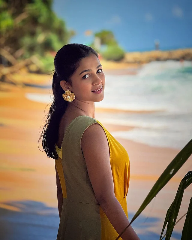 ভ্যাকেশন লুকেও তিনি অনন্য। পরেছেন হলদে শেডের ড্রেস আর স্টেটমেন্ট দুল