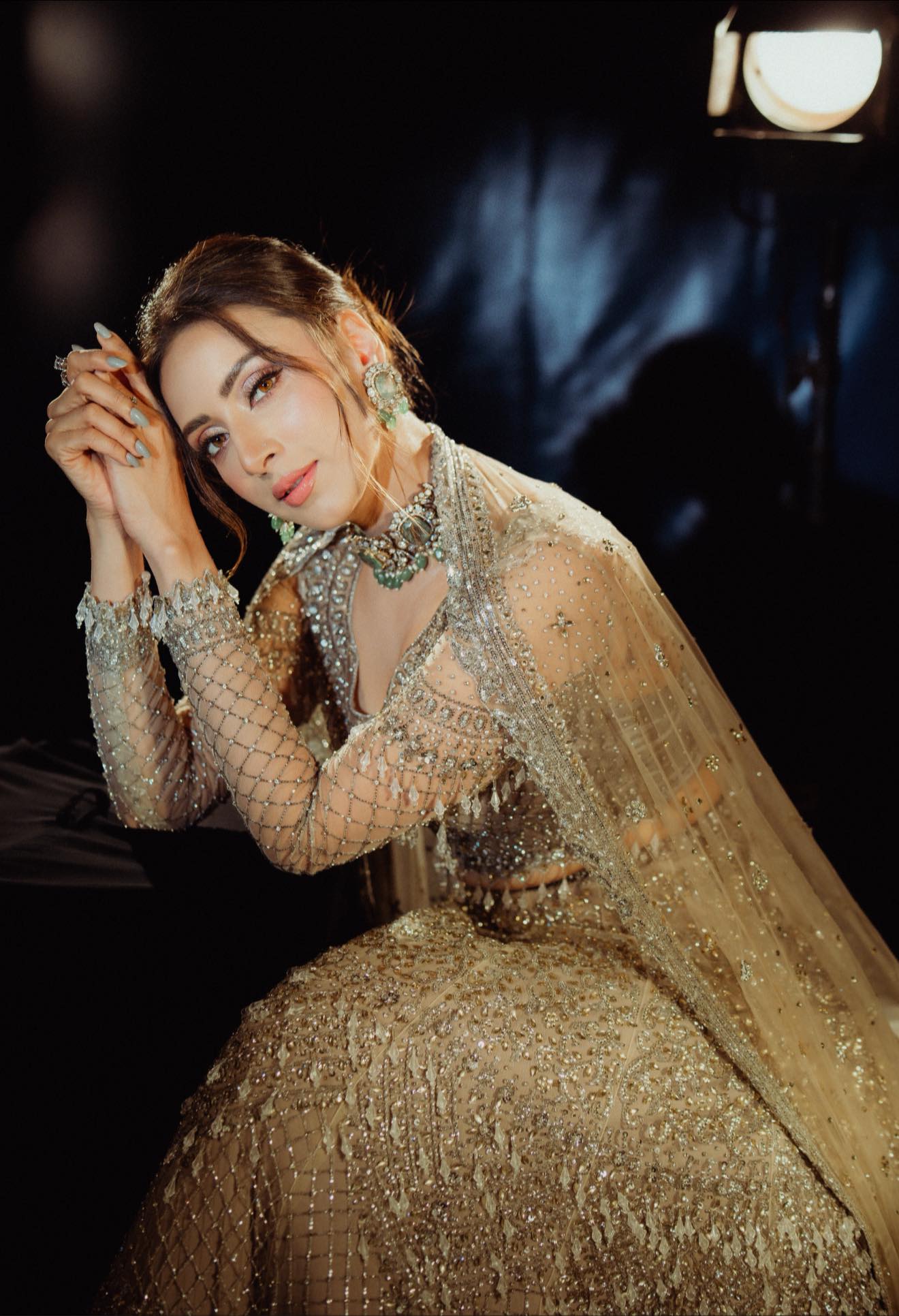 সনির সঙ্গে প্রেম নিয়ে মিম প্রথম আলোকে বলেছিলেন, ‘আমাদের অনলাইনেই বেশি কথা হতো। এমনিতে মাসে এক বা দুবার দেখা হতো। শুক্রবার জিমে বা পারলারে যাওয়ার সময় বড়জোর ৩০ মিনিট কথা হতো। তখন আমরা নিকেতনে থাকতাম। সময় ঠিক করে বারান্দায় দাঁড়াতাম। ও নিচে দাঁড়িয়ে আমাকে দেখত। আমি ওপর থেকে ফোনে কথা বলতাম।’ অভিনেত্রীর ফেসবুক থেকে
