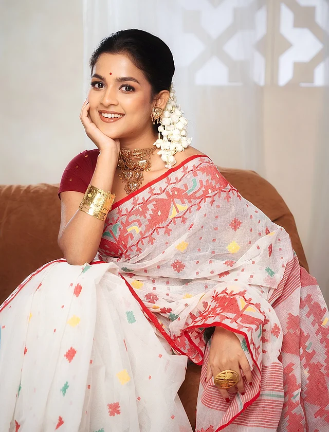 হাল ফ্যাশনের নজরুল স্মরণে আরেক লুকে ক্ল্যাসিক জামদানি শাড়ি ও খোঁপায় ফুলের সাজে তিনি পরেছেন স্টেটমেন্ট গয়না