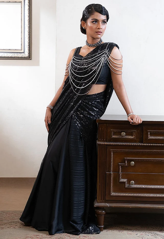 ওল্ড হলিউড গ্ল্যামে নজরুলকে নতুন করে আবিষ্কার করতে চেয়েছে হাল ফ্যাশন সাদিয়ার এই ঝিলিমিলি কালো সিকুইন শাড়ি আর পার্লের গয়নার ভিনটেজ লুকে