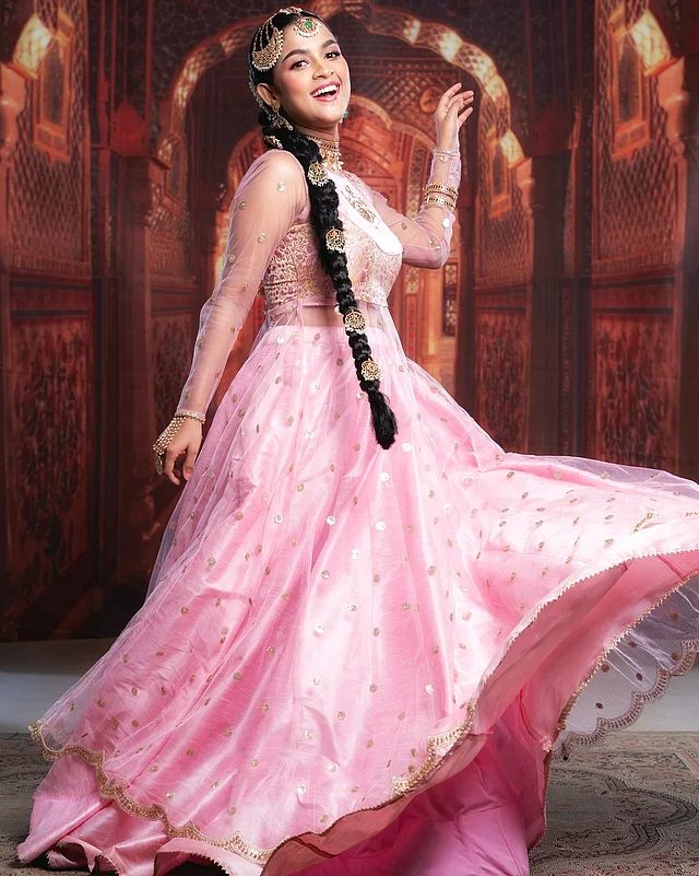 হাল ফ্যাশনের আয়োজনে নজরুল স্মরণে নাচে ইরানি মেয়ে গানের থিমে গোলাপি আনারকলি ও জমকালো গয়নায় সাদিয়া আয়মান 