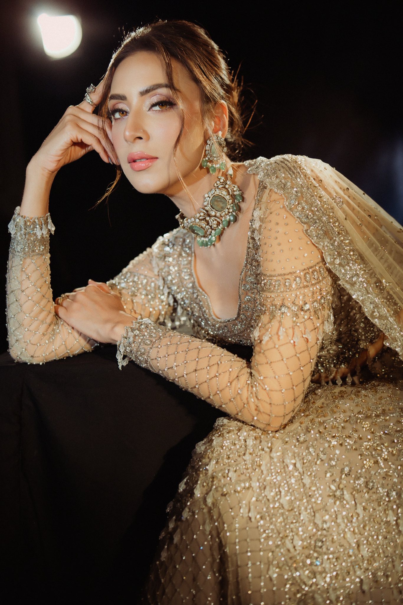 বাগ্‌দানে মিম পরেছিলেন ডিজাইনার সারাহ করিমের লেহেঙ্গা। রুপালি আর ছাই রঙের মিশেলের এই লেহেঙ্গাজুড়ে পাথর, জরির এমব্রয়ডারি আর মুক্তার ভারী কাজ। অভিনেত্রীর ফেসবুক থেকে 