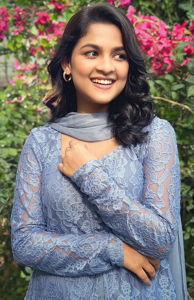 উৎসব সিনেমার জেসমিন হয়ে এমন নাইন্টিজ লুকে সকলের হৃদয় জয় করেছেন সাদিয়া আয়মান। এখানে পরেছেন নেটের ল্যাভেন্ডার সালওয়ার কামিজ