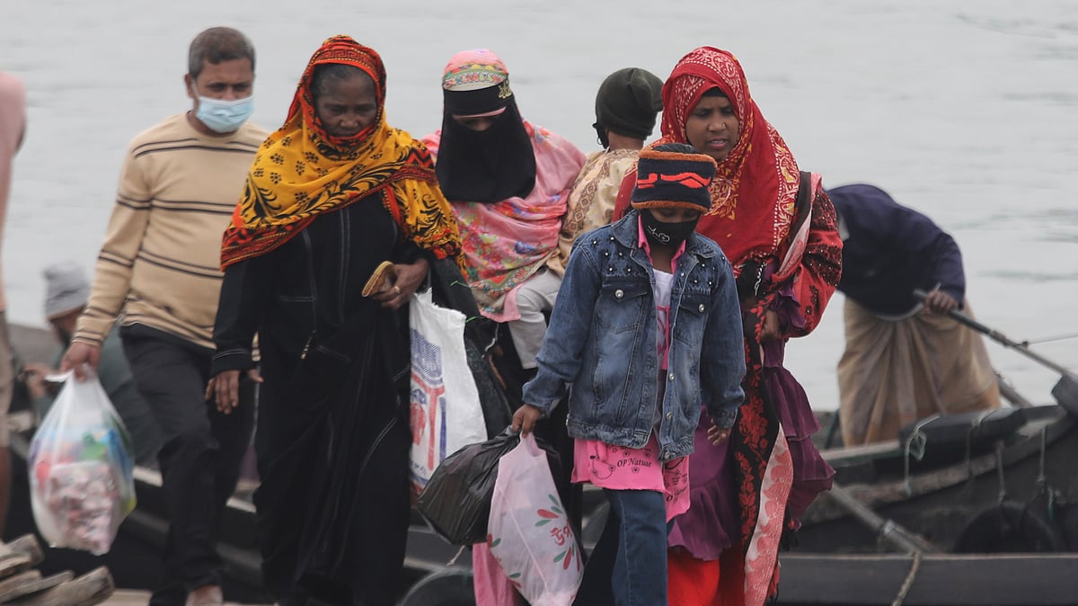  শীতের কাপড় পরে বের হয়ে পড়েছে মানুষ 