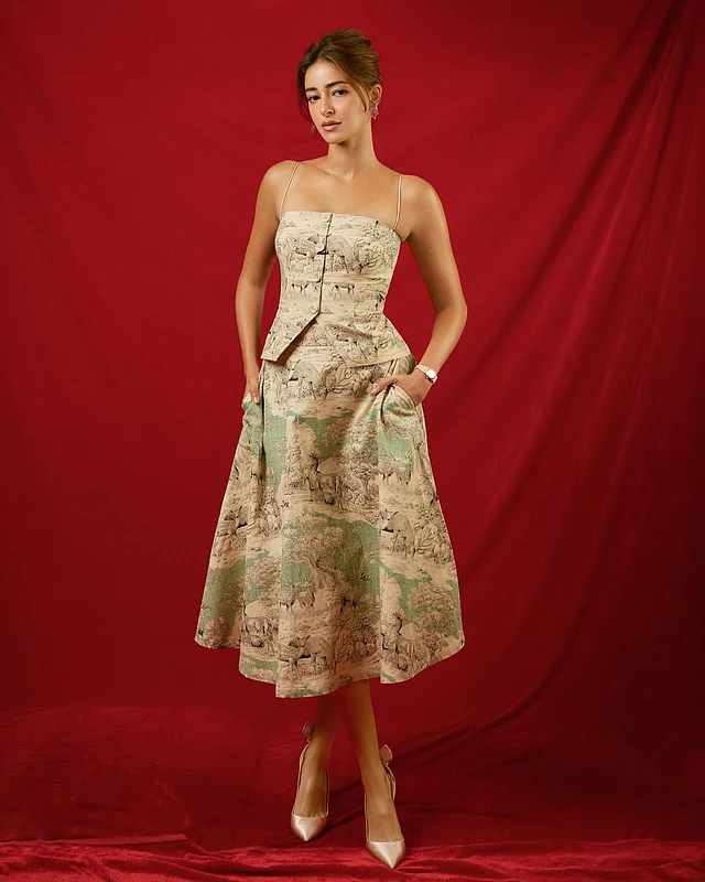 অ্যানিমেল প্রিন্টের টপ -স্কার্টের লুকে বেশ স্টাইলিশ লাগছে তাঁকে