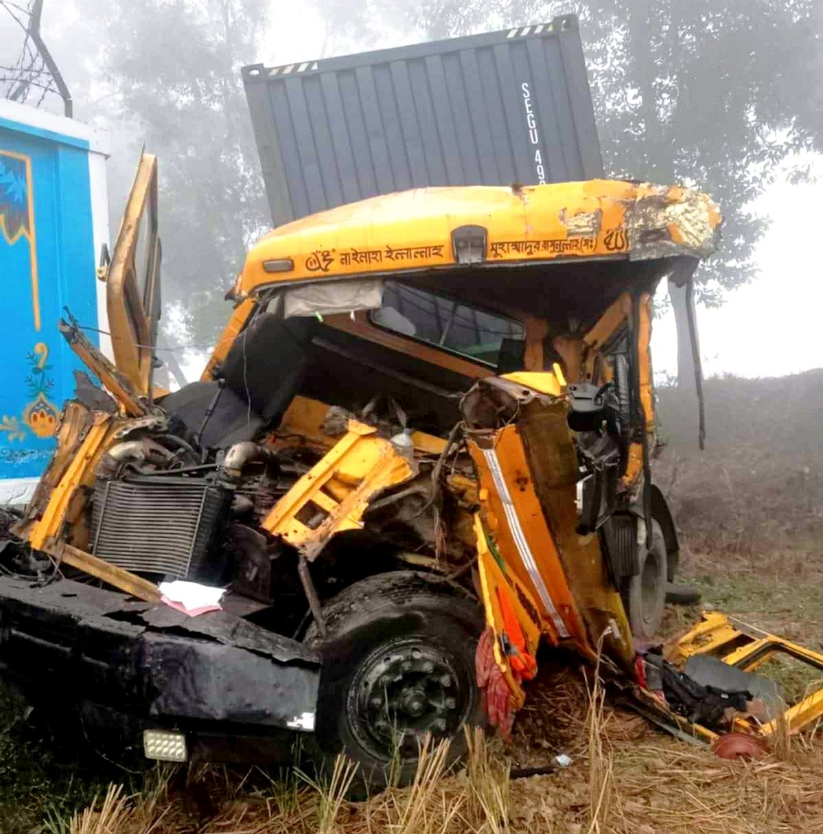 কুমিল্লায় ঘন কুয়াশায় এক লরিতে আরেক লরির ধাক্কা, চালক ও সহকারী নিহত