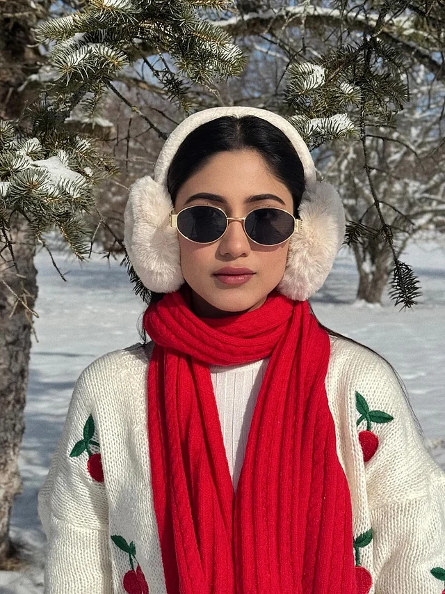 কানে পরা ফার ইয়ার মাফ শীত ফ্যাশনে আবার ফিরেছে নতুনভাবে। এটি যেমন কানকে উষ্ণ রাখে, তেমনি লুককে দেয় সফট ও কিউট একটা ভাইব। লুকে হালকা রেট্রো ভাইব যোগ করেছে ট্রেন্ডি ওভাল ফ্রেমের সানগ্লাস