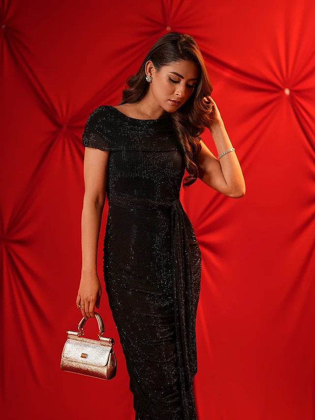 শিমারি ড্রেসটি তাঁর সিলুয়েটকে আরও নিখুঁতভাবে ফুটিয়ে তুলেছে