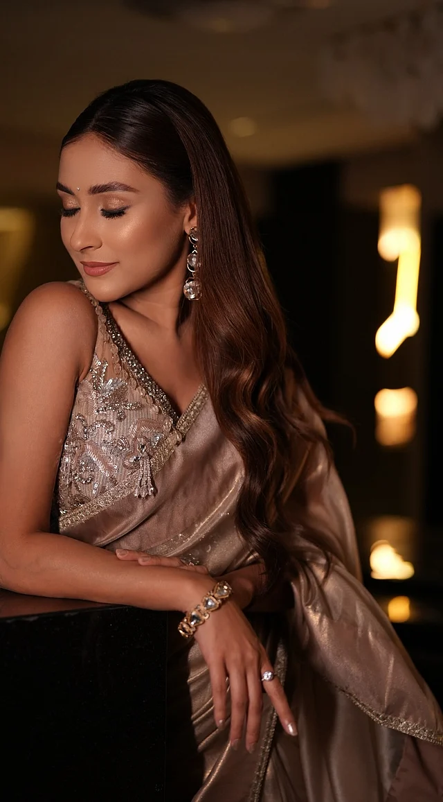 নরম, রোমান্টিক ও ক্ল্যাসিক শাড়ির সাজে মেহজাবীন