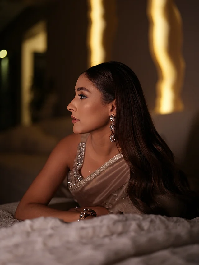 স্লিভলেস ব্লাউজের নকশায় ফুটে উঠেছে সিকুইন আর বিডসের নিখুঁত ফ্লোরাল মোটিফ