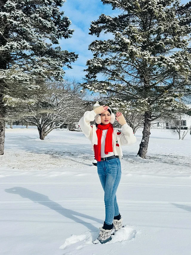 তুষারঢাকা আলবানিতে সাফার এই লুকটি যেন শীত ফ্যাশনের  শক্তিশালী স্টেটমেন্ট। অতিরিক্ত লেয়ার বা ভারী রং নয়—বরং গুরুত্ব পেয়েছে মিনিমাল স্টাইল