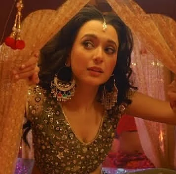 ঝলমলে আইটেম গানের লুকে গ্ল্যামার ছড়াচ্ছেন সাবিলা অলিভ অস্টিউম আর বিশাল কানবালায়