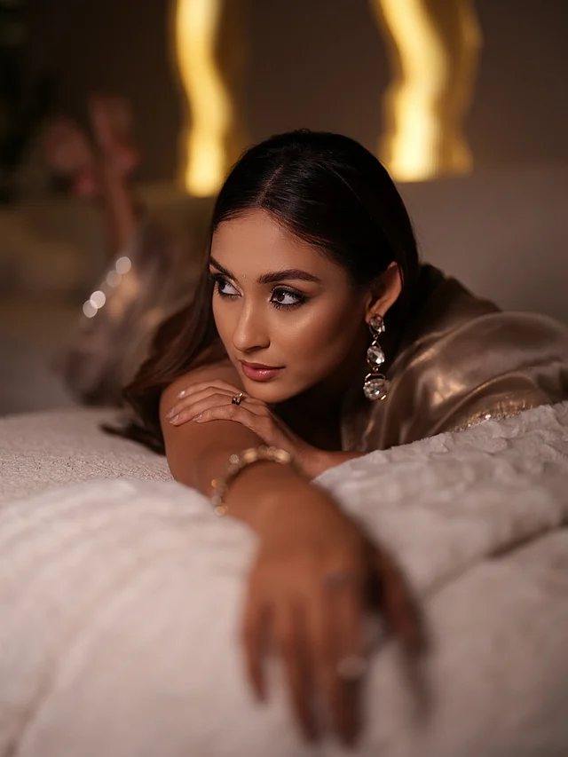 চোখে গোল্ডেন শিমার শ্যাডো আর কাজলে সেজেছেন তিনি