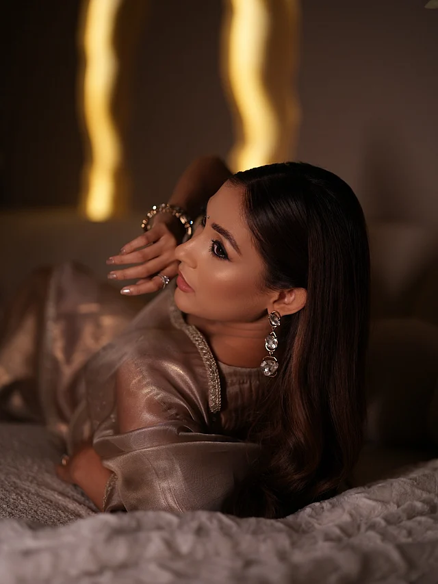 গয়নায় ঝুলন্ত স্টোনড ইয়ার রিং, হাতে ব্রেসলেট ও আংটি