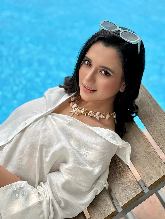 সাদা শার্টে পুলসাইডে আবেদন ছড়াচ্ছেন সাবিলা 