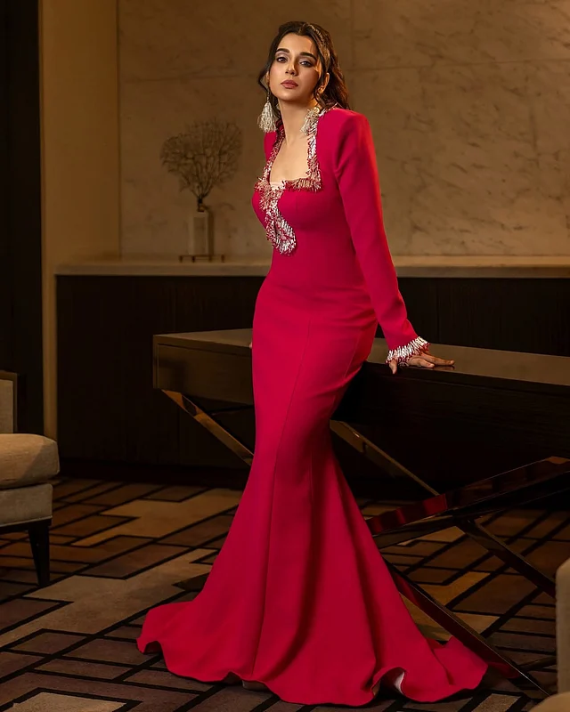 ম্যাজেন্টা বডিকন মারমেইড কাটের গাউনেআবেদনময় লুকে সাবিলা 