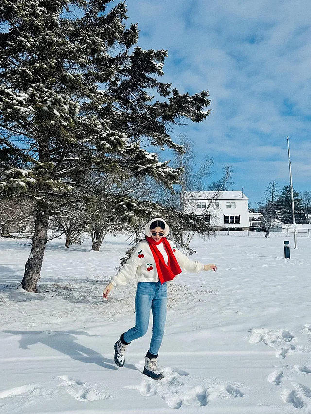 ছবিগুলো শেয়ার করে সাফা কবির লিখেছেন, ' আজকের ঢাকার শীত আমাকে আবার আলবেনিতে কাটানো সময় ও প্রথম তুষারপাতের সেই অভিজ্ঞতার কথা মনে করিয়ে দিচ্ছে। তখন বাতাস প্রচণ্ড ঠান্ডা ছিল, তবে চারপাশ যেন সাদা জাদুর চাদরে মোড়ানো ছিল। ২০২৫ সালের সেই স্মৃতি আমার হৃদয়ে চিরকাল থাকবে, আর আমি আশা করি কোনো দিন আলবেনিতে ফিরে গিয়ে এই মুহূর্ত আবার অনুভব করতে পারব। 