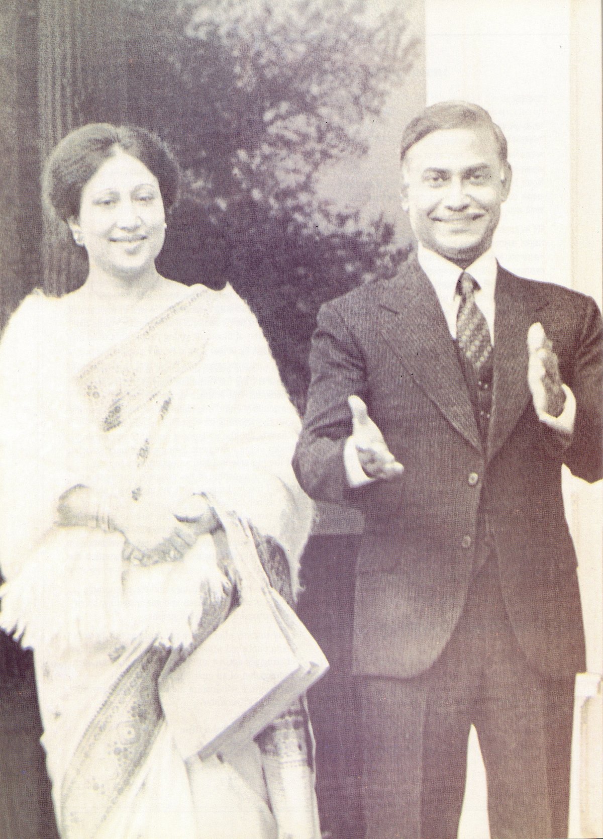 ১৯৭৯ সালে স্বামী রাষ্ট্রপতি জিয়াউর রহমানের সঙ্গে খালেদা জিয়া। ১৯৮১ সালে জিয়াউর রহমানের মৃত্যুর পর রাজনীতিতে পা রাখেন খালেদা জিয়া। তারপর আমৃত্যু বিএনপির চেয়ারপারসন ছিলেন তিনি।