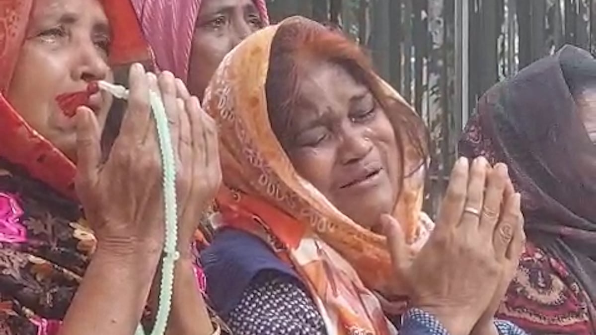 বিএনপির গুলশান কার্যালয়ের সামনে অঝোরে কাঁদছেন নারী নেত্রীরা