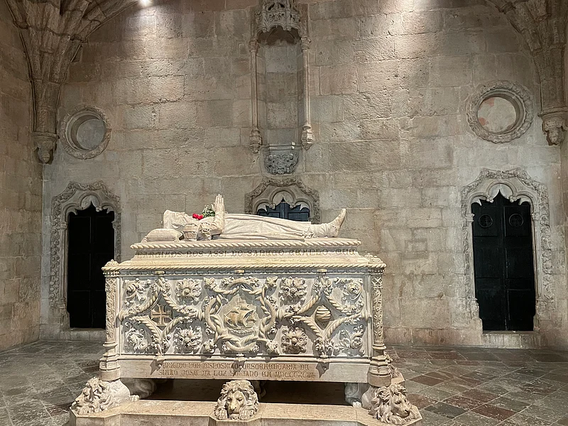 শবযাত্রীর বহরের সঙ্গে অলক্ষে ঢুকে গেছি সমাধিক্ষেত্রে