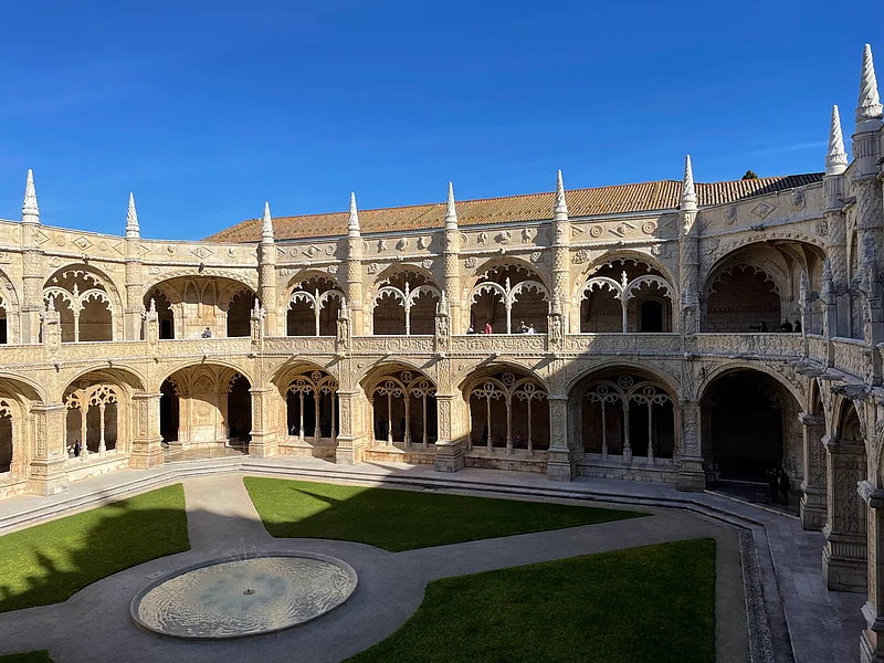 লিসবনে রৌদ্রকরোজ্জ্বল দিন