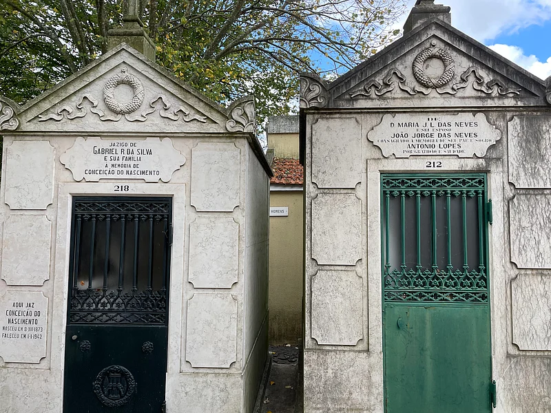 শবযাত্রীর বহরের সঙ্গে অলক্ষে ঢুকে গেছি সমাধিক্ষেত্রে