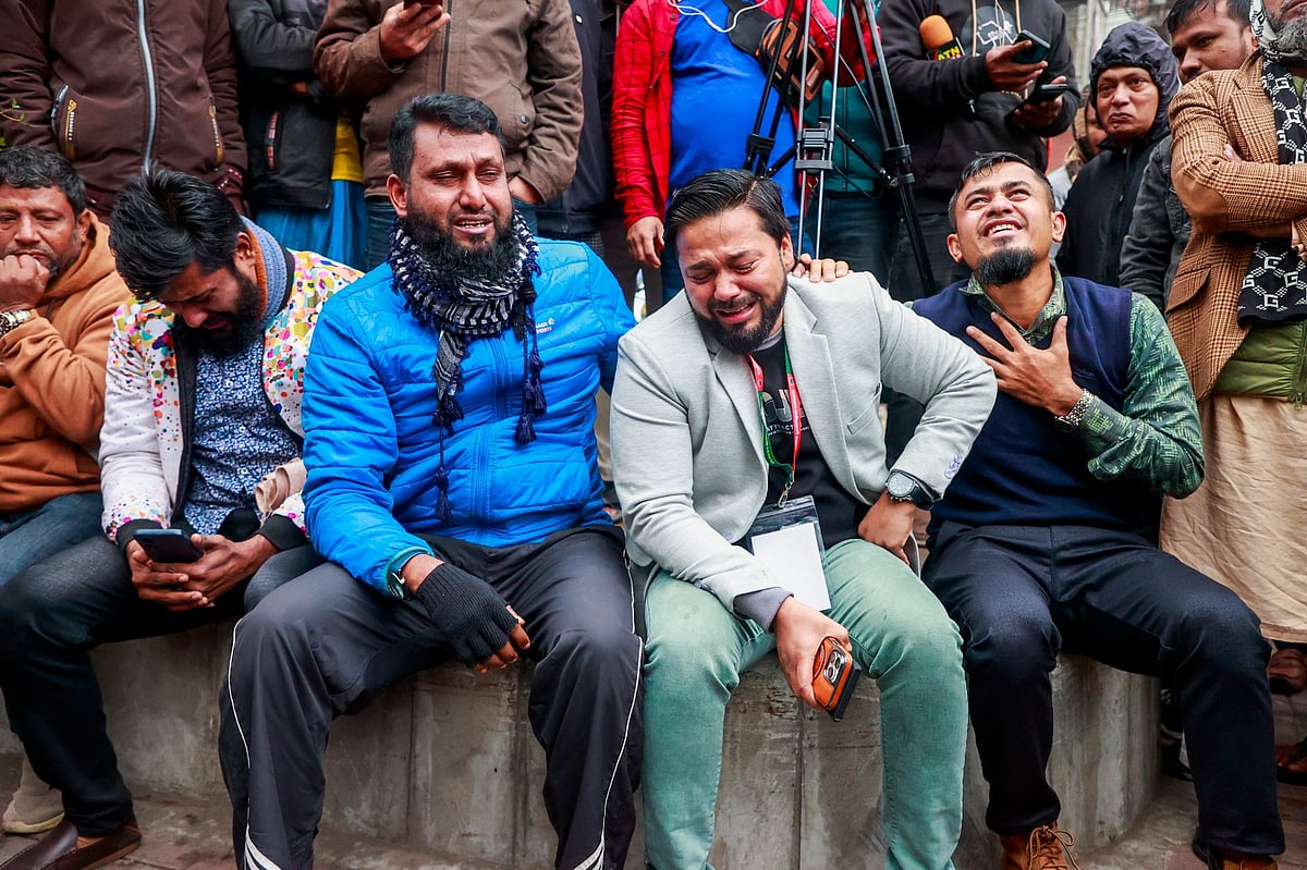 হাসপাতালের সামনে অশ্রুসিক্ত মানুষের ভিড়