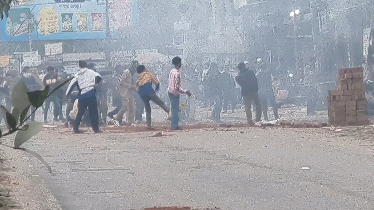 মাদারীপুরে মহাসড়ক আটকে তিন ঘণ্টা ধরে সংঘর্ষ, অর্ধশত ককটেল বিস্ফোরণ