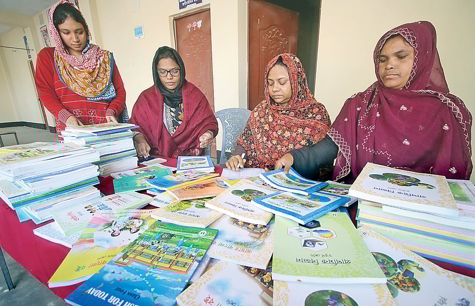 বছরের প্রথম দিন মাধ্যমিকের
সব শিক্ষার্থী সব বই পাবে না