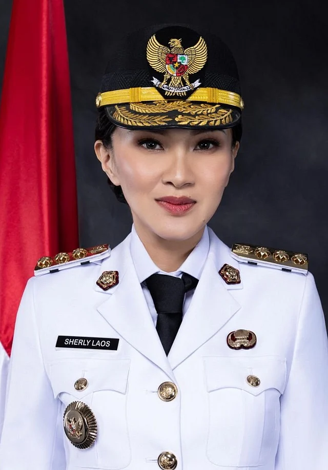 ইন্দোনেশিয়ার স্থানীয় সরকারের গভর্নর হয়ে দক্ষতার সঙ্গে নিজের দায়িত্ব পালন করছেন শার্লি