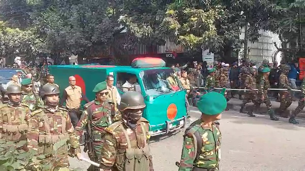জাতীয় পতাকায় মোড়ানো খালেদা জিয়ার মরদেহ সংসদের দক্ষিণ প্লাজায়