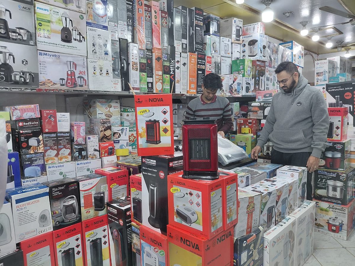 শীতের তীব্রতায় হঠাৎ বিক্রি বাড়ল রুম হিটারের, বেড়েছে দামও