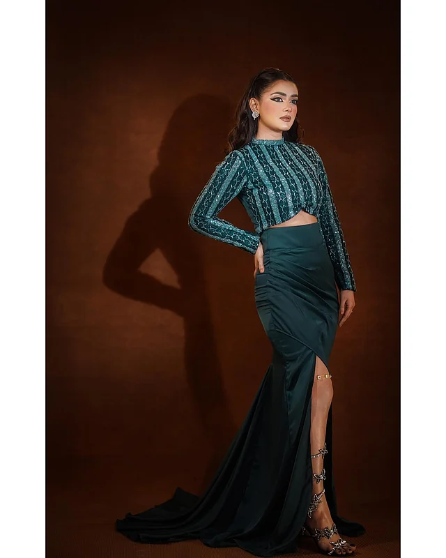 নজরকাড়া হেমলাইনের টপ আর থাই স্লিট স্যাটিনের স্কার্টের মেলবন্ধনে তৈরি হয়েছে তানজিন তিশার এই গাউন। লুকের হাইলাইট তাঁর রেট্রো ঘরানার বাটারফ্লাই এমবেলিশমেন্টের হিল 