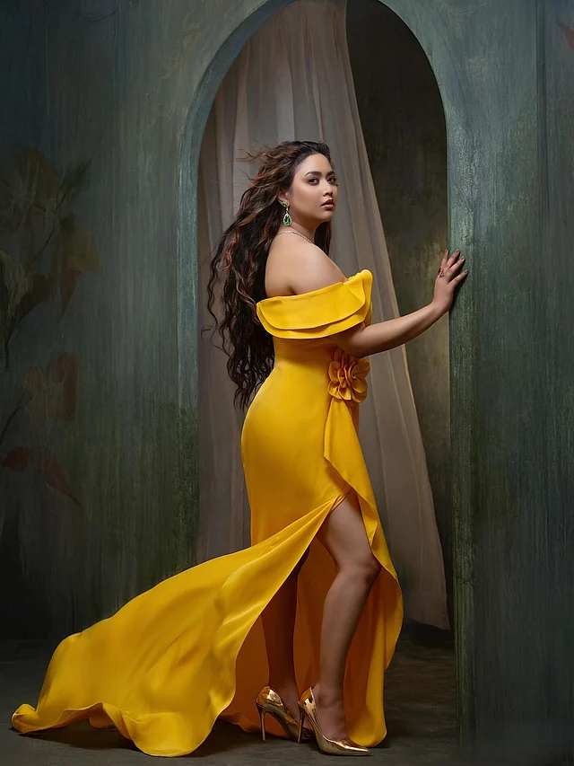 অফ শোল্ডার আর সাইড স্লিট হলুদ গাউনে আকর্ষণ ছড়াচ্ছেন অভিনেত্রী আশনা হাবিব ভাবনা